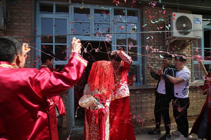 Lễ cưới của một cặp đôi tại thị trấn nhỏ ở LangFang, tỉnh Hà Bắc hồi tháng 4/2020. Ảnh: Sixth Tone.