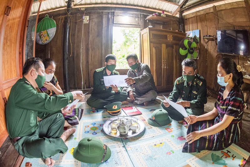 Bộ đội Biên phòng tỉnh tuyên truyền vận động đồng bào dân tộc thiểu số thực hiện tốt pháp luật của Nhà nước - Ảnh: CTV