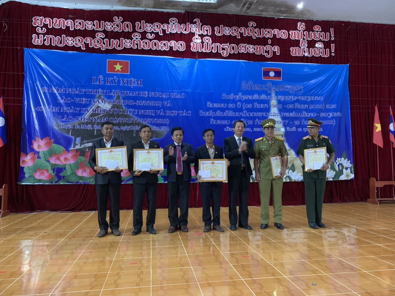 Trao bằng khen cho các tập thể có thành tích tiêu biểu trong phát huy mối quan hệ đặc biệt Việt- Lào- Ảnh: VT