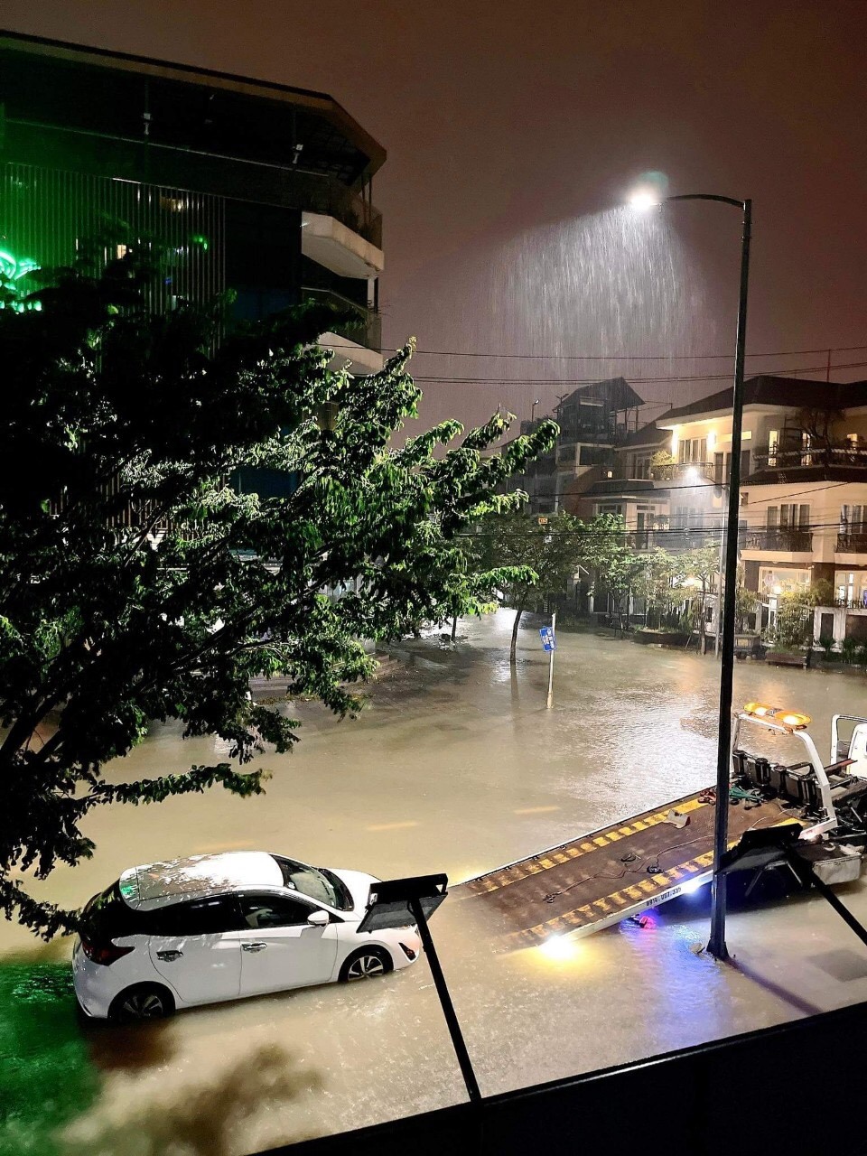 Khu vực chung cư Vicoland, phường Xuân Phú nhiều ô tô bị ngập phải điện cứu hộ xe