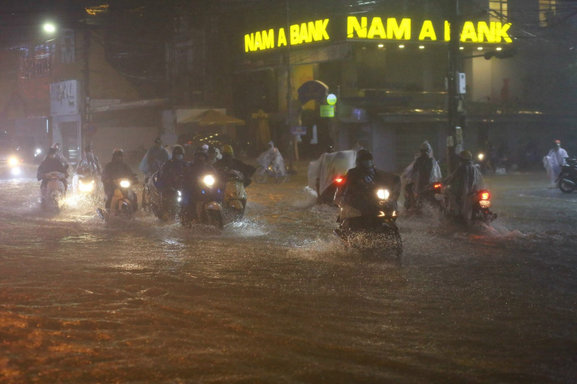 Một số tuyến đường tại trung tâm thành phố Huế bị ngập nặng