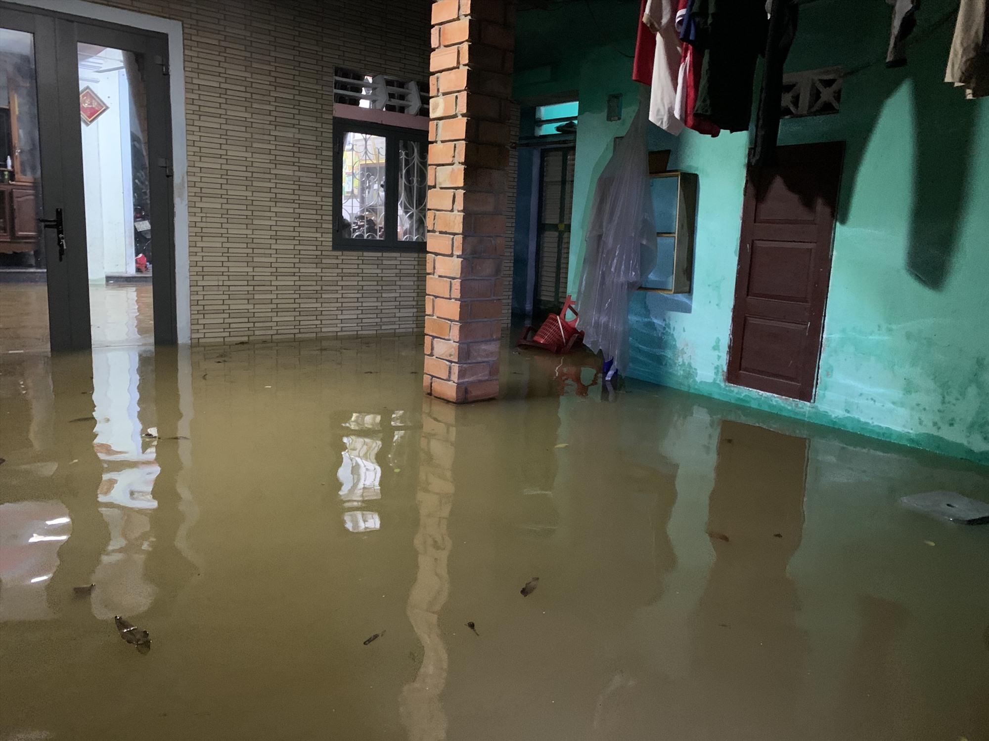 Nhiều hộ gia đình bị ngập lụt sâu