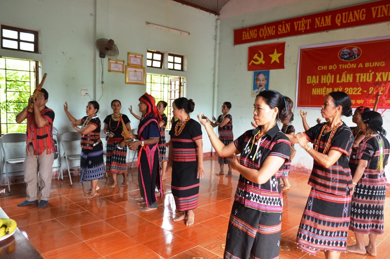 Đội văn nghệ thôn A Bung, xã A Bung, huyện Đakrông duy trì hoạt động thường xuyên - Ảnh: Đ.V
