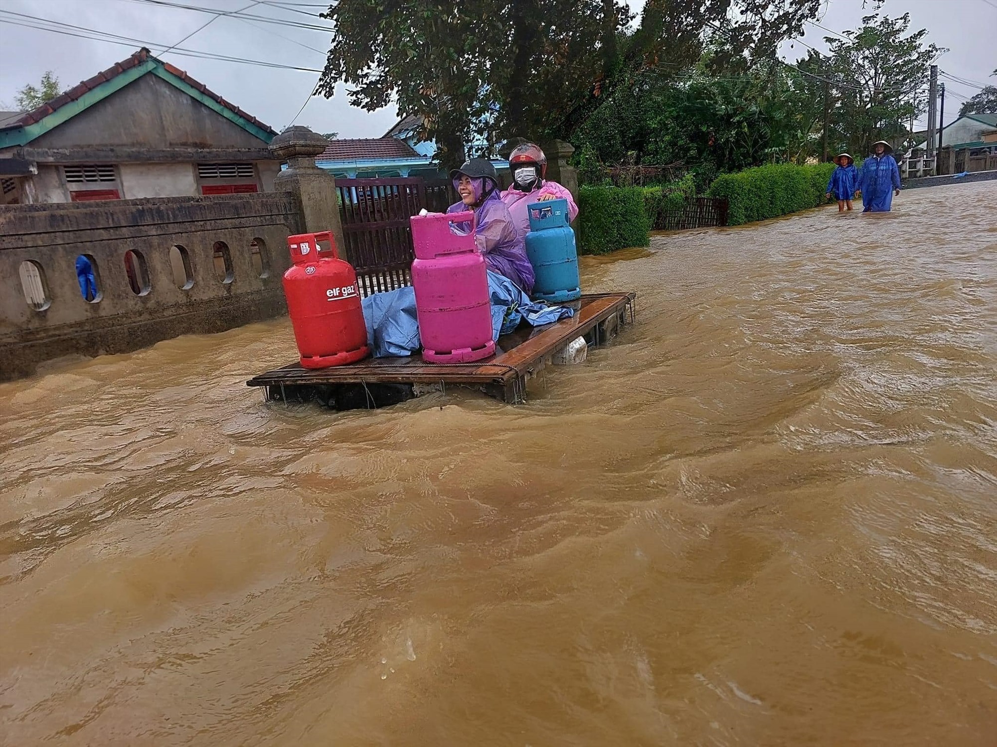 Người dân xã Hải Định, huyện Hải Lăng chủ động sơ tán tài sản đến nơi an toàn - Ảnh: CTV
