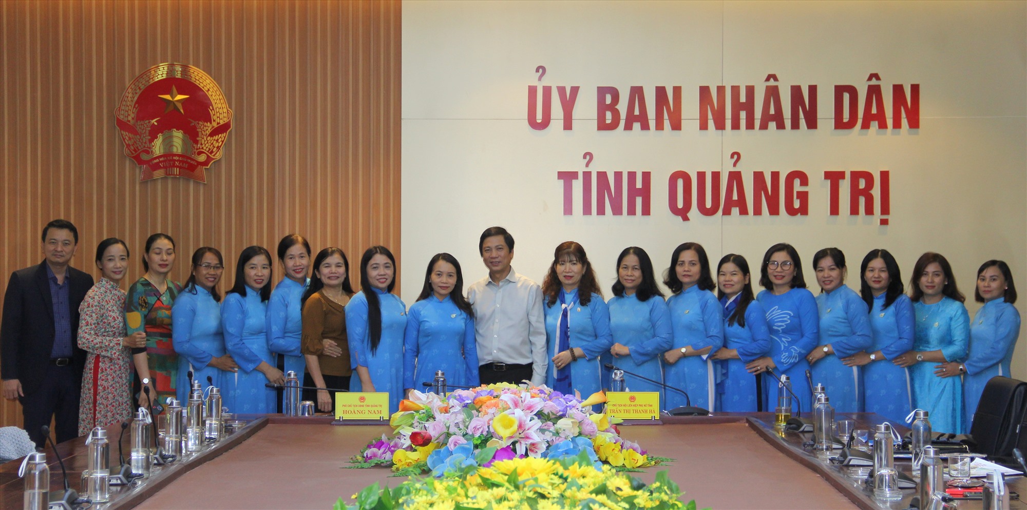 Phó Chủ tịch UBND tỉnh Hoàng Nam chụp hình lưu niệm với đại biểu dự hội nghị - Ảnh: MĐ