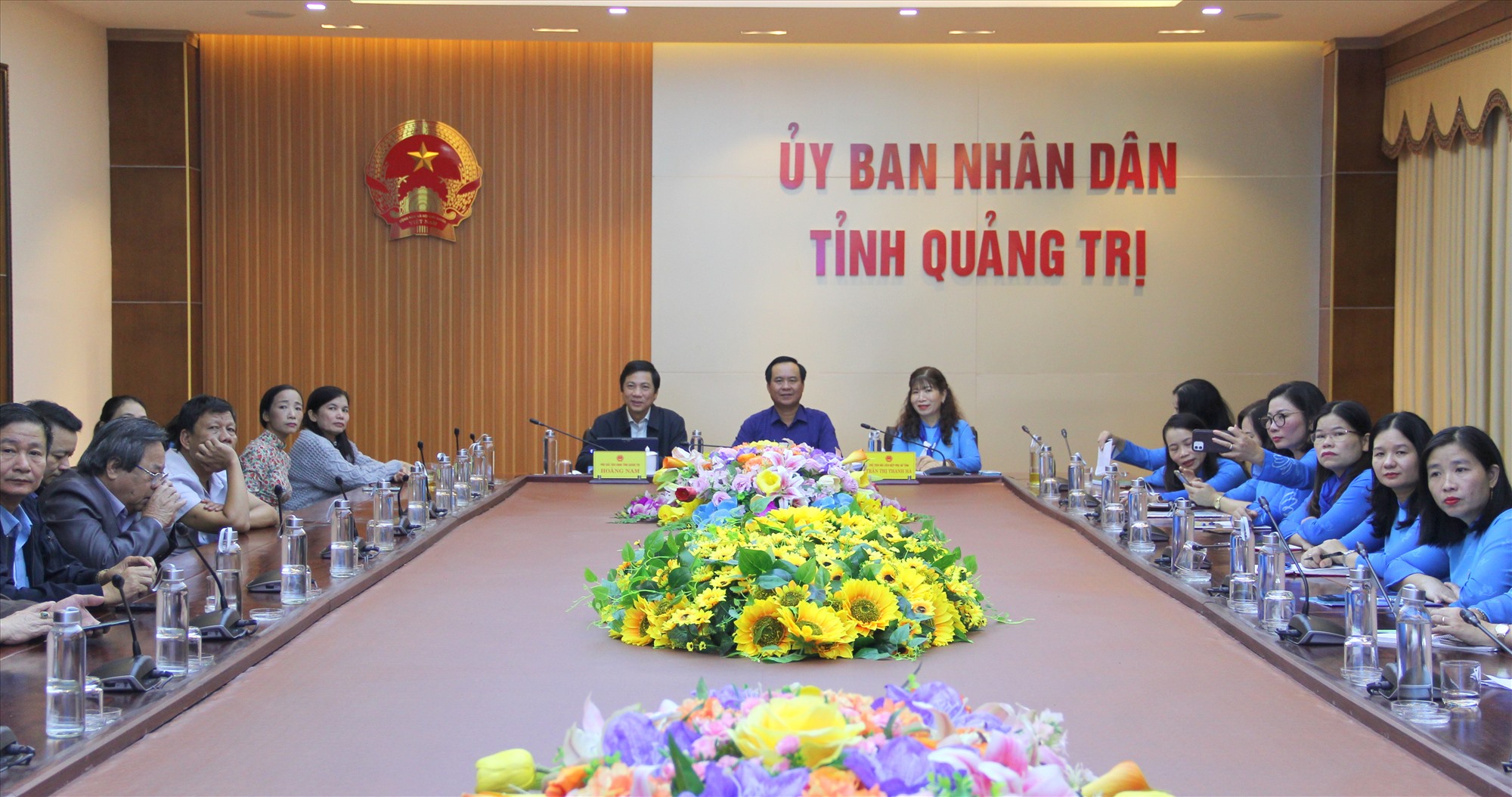Chủ tịch UBND tỉnh Võ Văn Hưng và Phó Chủ tịch UBND tỉnh Hoàng Nam chủ trì hội nghị tại điểm cầu Quảng Trị - Ảnh: MĐ