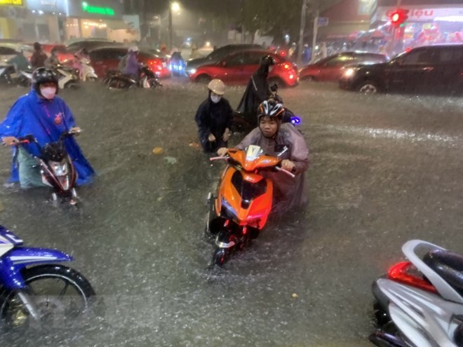 Nhiều tuyến đường chính của Đà Nẵng ngập sâu, người dân di chuyển khó khăn. Ảnh: Văn Dũng/TTXVN
