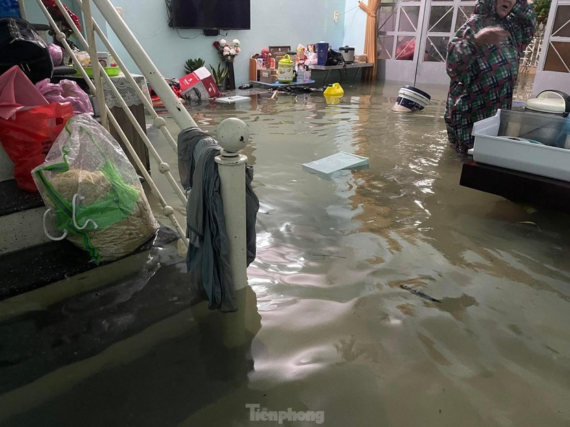 Một căn nhà ở khu vực đường Núi Thành (quận Hải Châu) ngập sâu do nước tràn vào nhà. Ảnh: TPO
