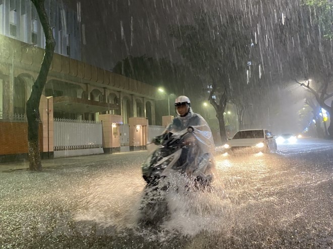 Tại quận Hải Châu, các tuyến đường bị ngập nặng, nhiều nhà dân bị nước vào sâu, nặng nhất là các phương Thuận Phước, Thanh Bình... Ảnh: Văn Dũng/TTXVN