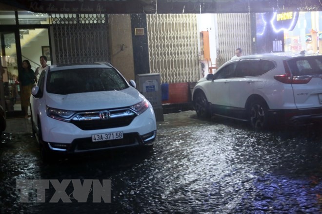 Người dân Đà Nẵng đưa ôtô lên các vỉa hè cao để tránh bị ngập nước. Ảnh: Trần Lê Lâm/TTXVN