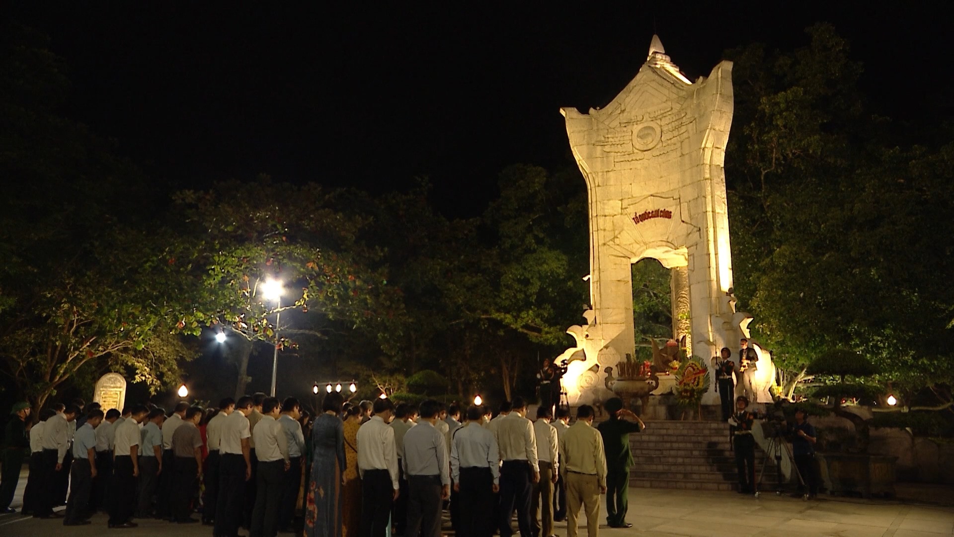Từ tháng 7/2022, tỉnh Quảng Trị tổ chức đón tiếp Nhân dân đến viếng Nghĩa trang liệt sĩ quốc gia Trường Sơn vào ban đêm -Ảnh: T.T