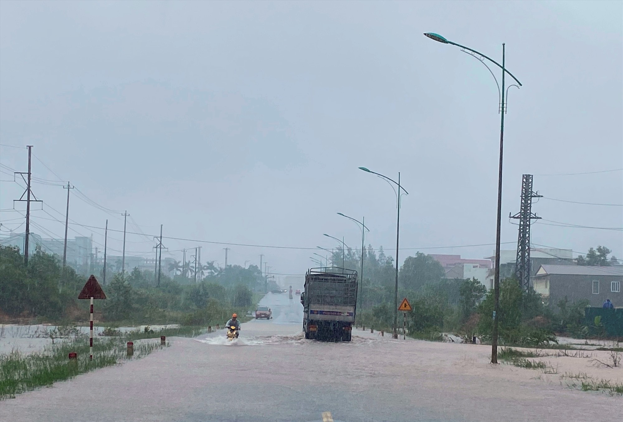 Một đoạn trên đường Điện Biên Phủ bị ngập khá sâu khiến người và phương tiện tham gia giao thông gặp khó khăn - Ảnh: N.B
