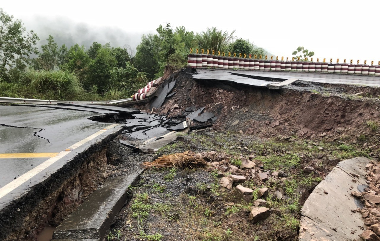 Vết sụt nứt mở rộng thành hố sâu trên mặt đường Quốc lộ 15D - Ảnh: CTV