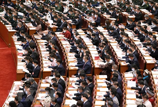 Các đại biểu đại diện cho hơn 96 triệu đảng viên và hơn 4,9 triệu tổ chức đảng cấp cơ sở tham dự Đại hội Đại biểu toàn quốc lần thứ XX Đảng Cộng sản Trung Quốc ở thủ đô Bắc Kinh, ngày 16/10. (Ảnh: THX/TTXVN)