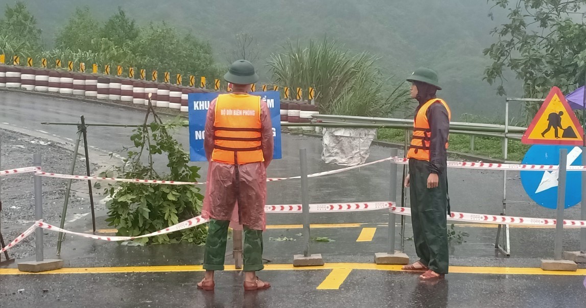 Lực lượng biên phòng lập chốt cấm người và phương tiện qua lại khu vực xảy ra sụt nứt - Ảnh: L.T