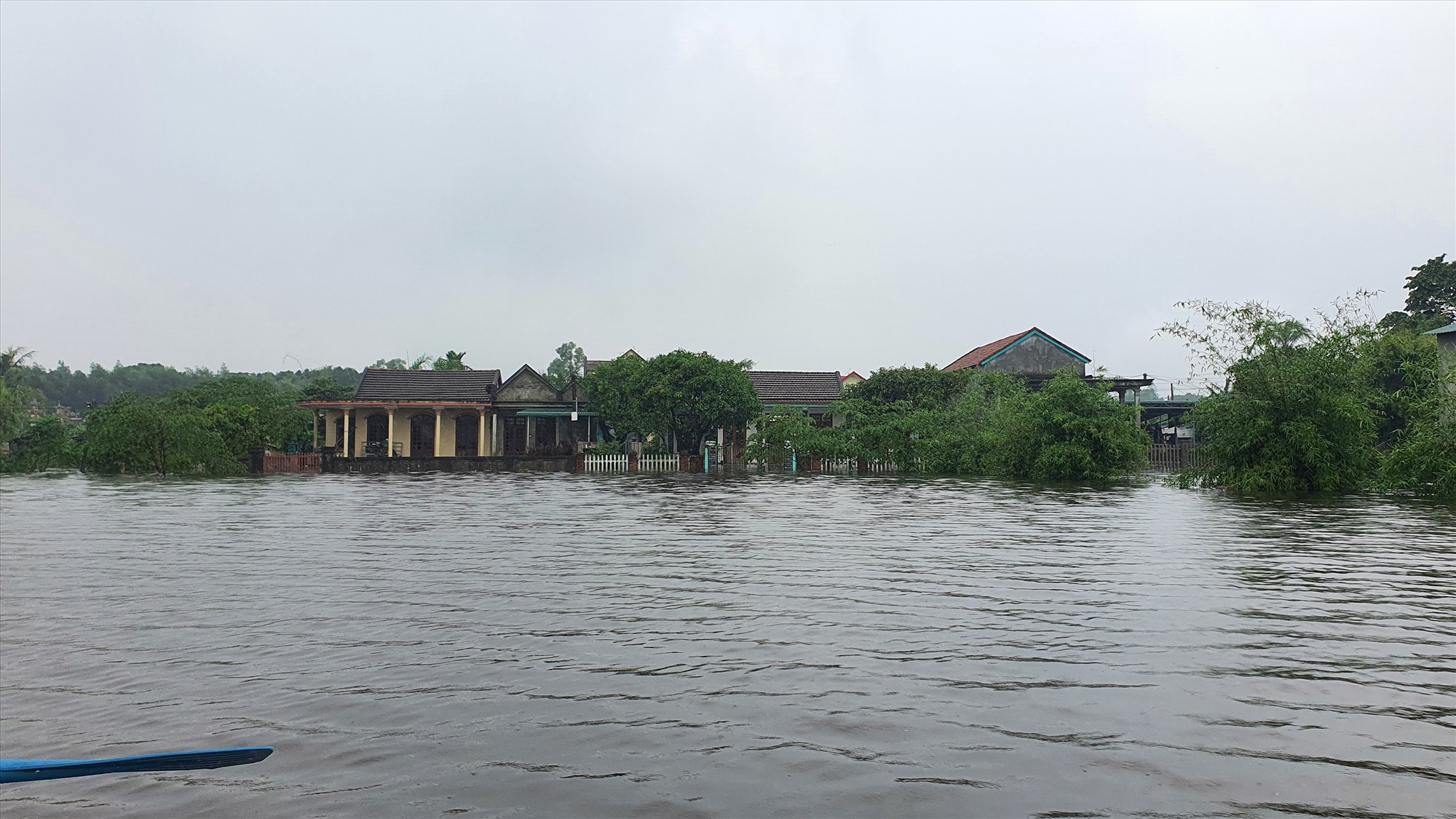 Nhiều nhà dân tại xã Hải Định bị ngập sâu trên 1 m - Ảnh: L.A