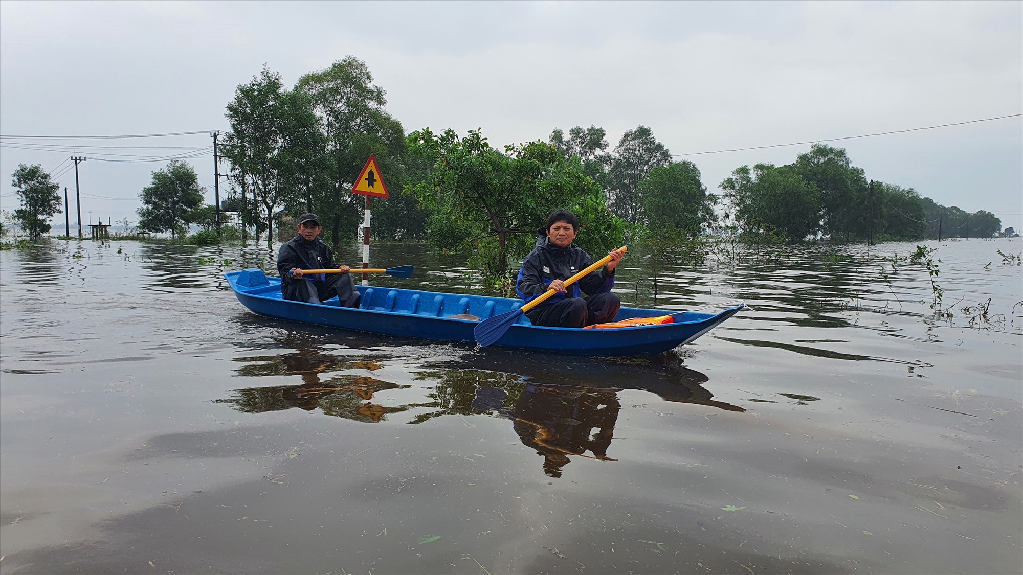 Người dân xã Hải Định phải di chuyển bằng ghe thuyền do nước ngập sâu - Ảnh: L.A