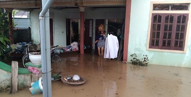Nước tràn vào nhà dân tại Lệ Thủy. (Nguồn: Báo Quảng Bình)