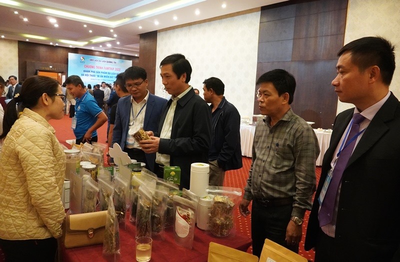 Các đại biểu tham quan các gian hàng trưng bày, giới thiệu các nông sản, sản phẩm OCOP tỉnh Quảng Trị