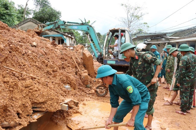 Lực lượng vũ trang hỗ trợ dọn dẹp giúp gia đình nhà bị đất đá vùi dập