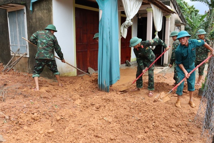 Lực lượng vũ trang hỗ trợ dọn dẹp giúp gia đình nhà bị đất đá vùi dập