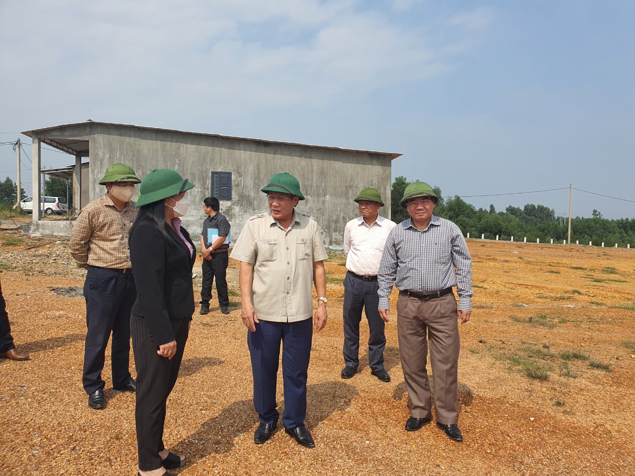 Phó Chủ tịch Thường trực UBND tỉnh Hà Sỹ Đồng đi kiểm tra cơ sở hạ tầng khu vực tái định cư- Ảnh: T.T