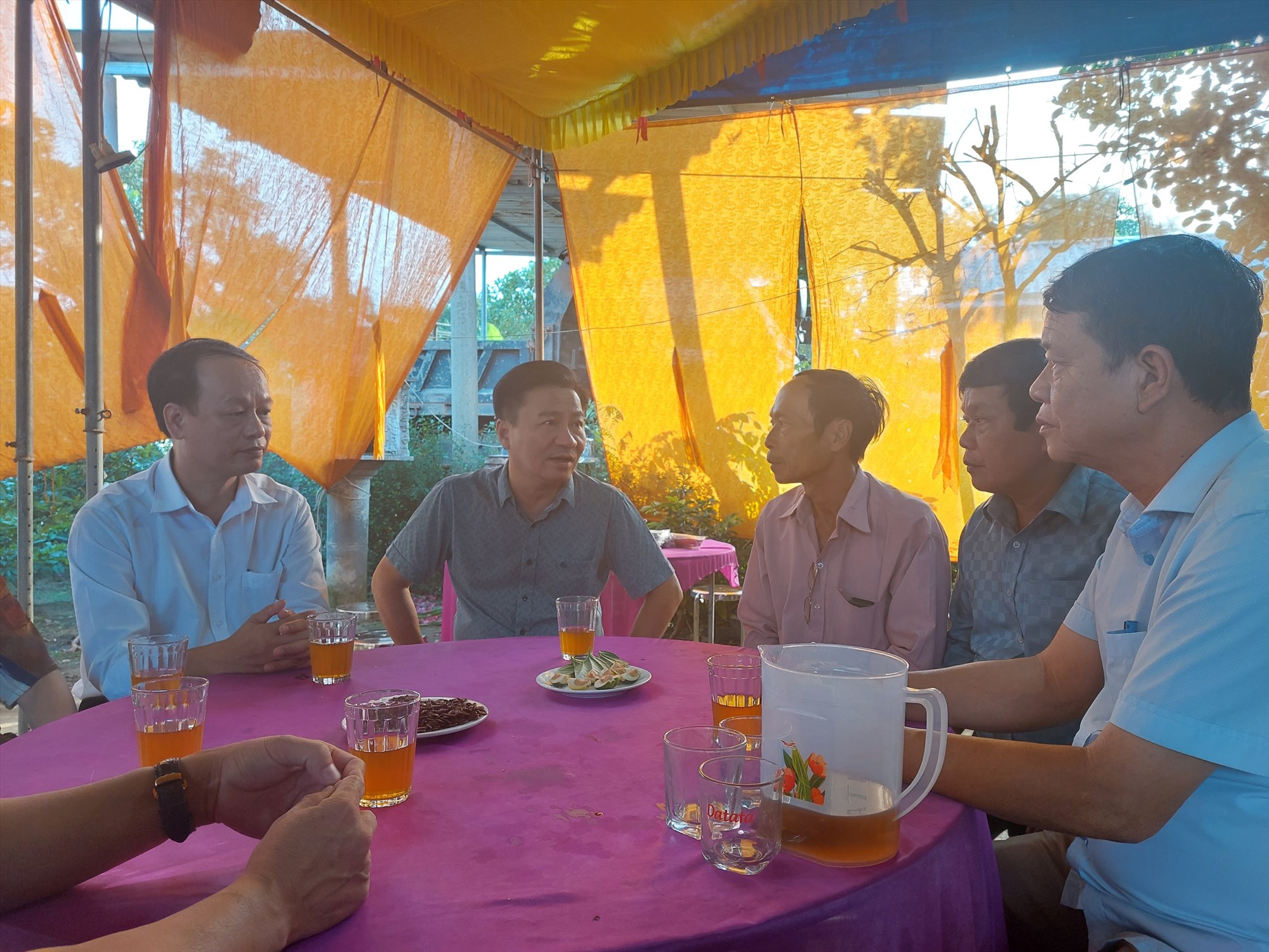 Chủ tịch Ủy ban MTTQ Việt Nam tỉnh Đào Mạnh Hùng thăm hỏi, động viên gia đình bị sập nhà do sạt lở bờ sông Thạch Hãn ở thôn Như Lệ - Ảnh: N.P