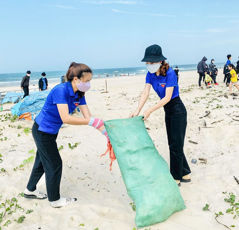 Tuổi trẻ Gio Linh thu gom rác thải, làm sạch bãi biển - Ảnh: H.A