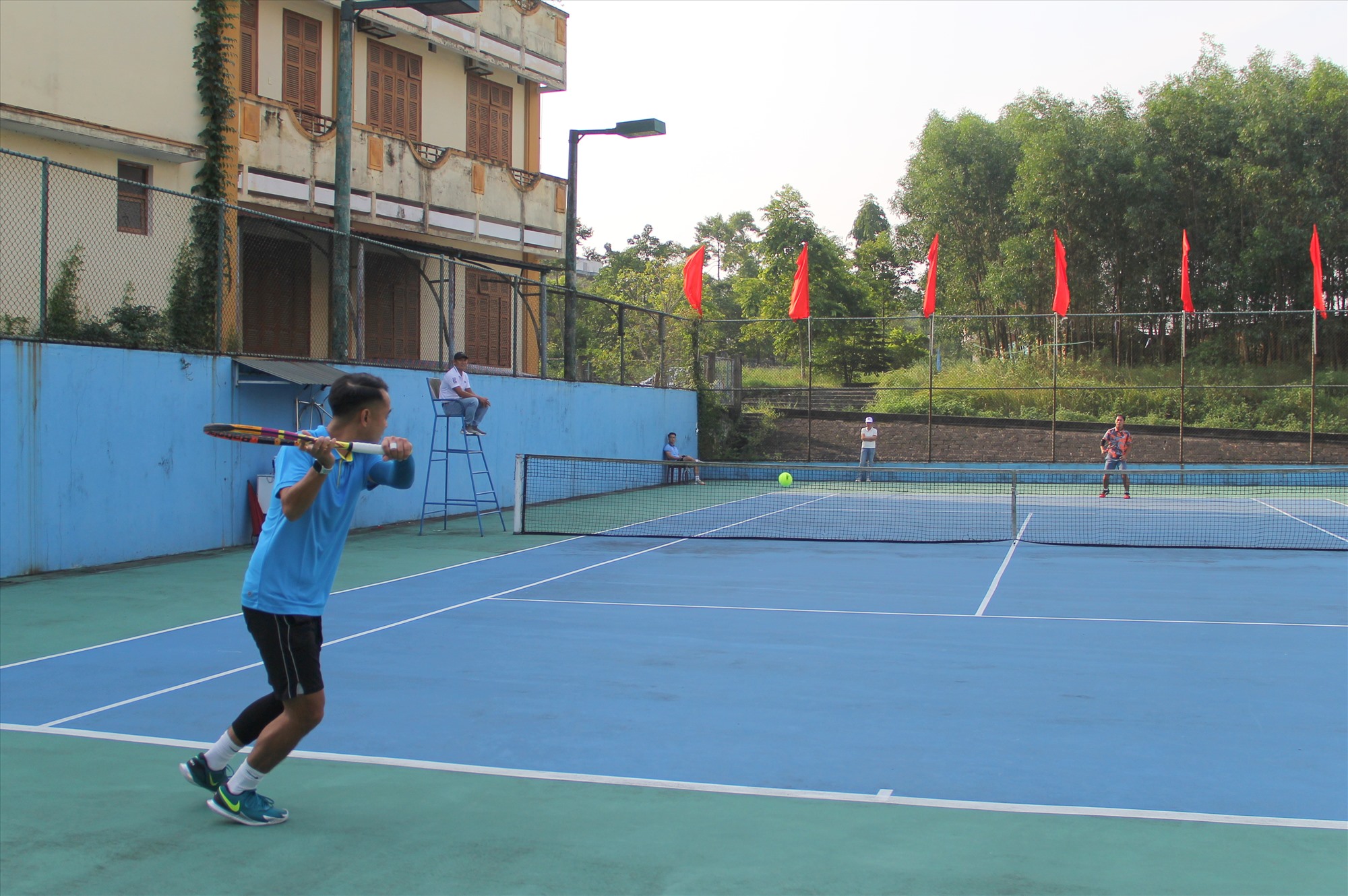Các VĐV nam tranh tài tại Giải quần vợt, Đại hội TDTT tỉnh lần thứ VIII - Ảnh: MĐ