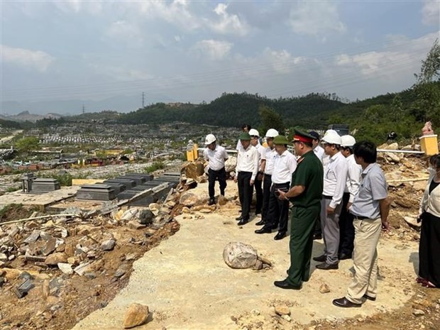 Đoàn công tác kiểm tra hiện trường vụ sạt lở tại nghĩa trang Hòa Sơn (huyện Hòa Vang, thành phố Đà Nẵng). (Ảnh: Quốc Dũng/TTXVN)