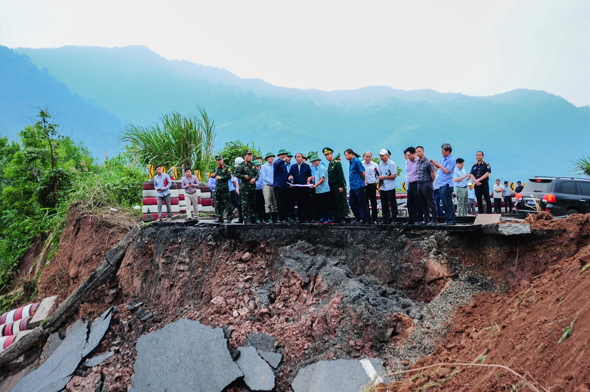 Đoàn công tác của Phó Thủ tướng Chính phủ Lê Văn Thành đi kiểm tra tình hình thiệt hại và công tác khắc phục hậu quả bão số 5 tại xã A Ngo, huyện Đakrông - Ảnh: Trần Tuyền