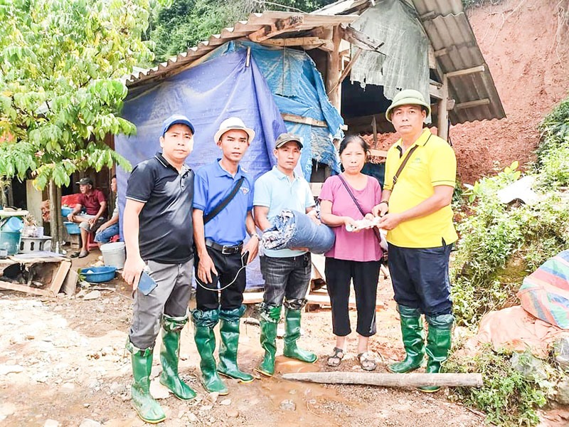 Đoàn thiện nguyện Quảng Trị đã kịp thời tiếp sức cho người dân huyện Kỳ Sơn, tỉnh Nghệ An - Ảnh: NVCC