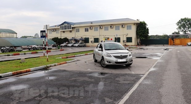 Học viên thi sát hạch lái xe trên sa hình ở một trung tâm sát hạch lái xe tại Hà Nội. (Ảnh: Việt Hùng/Vietnam+)