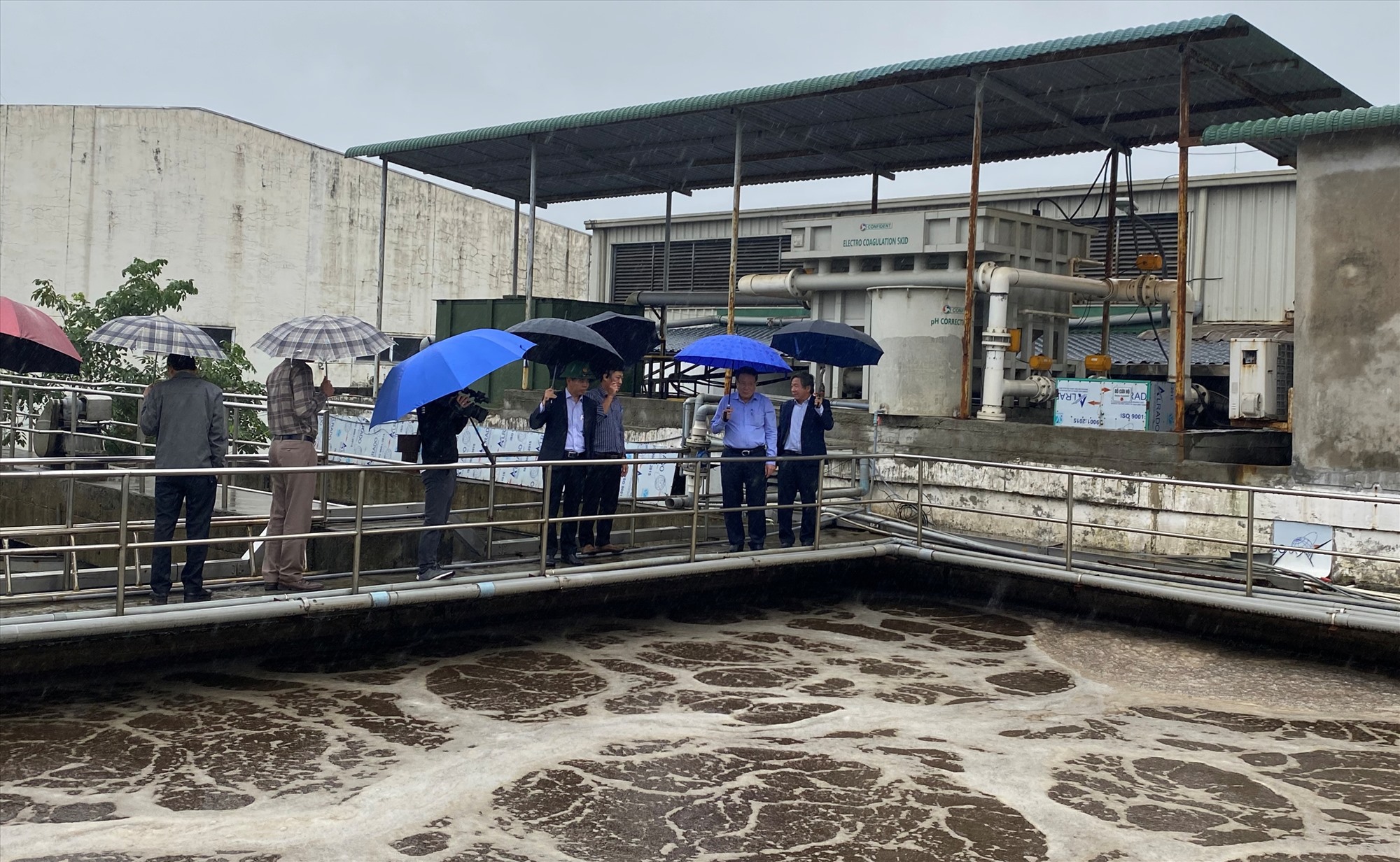 Phó Chủ tịch Thường trực UBND tỉnh Hà Sỹ Đồng kiểm tra hệ thống xử lý nước thải tại Cụm liên hợp dệt – nhuộm – may Hải Lăng - Ảnh: N.B