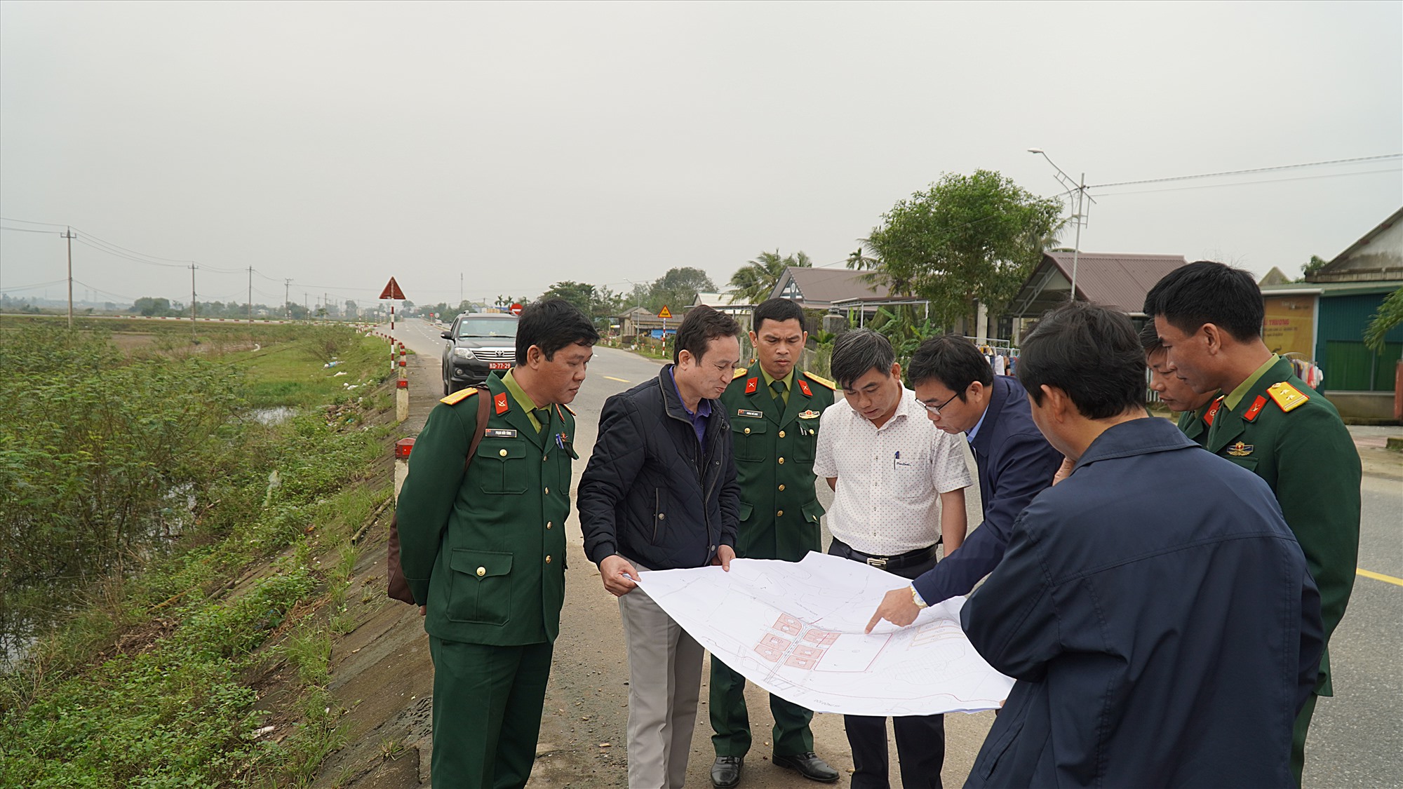 Các đơn vị kiểm tra thực địa vị trí xây dựng Bệnh viện Quân y 4 tại xã Thanh An, huyện Cam Lộ - Ảnh: Anh Vũ