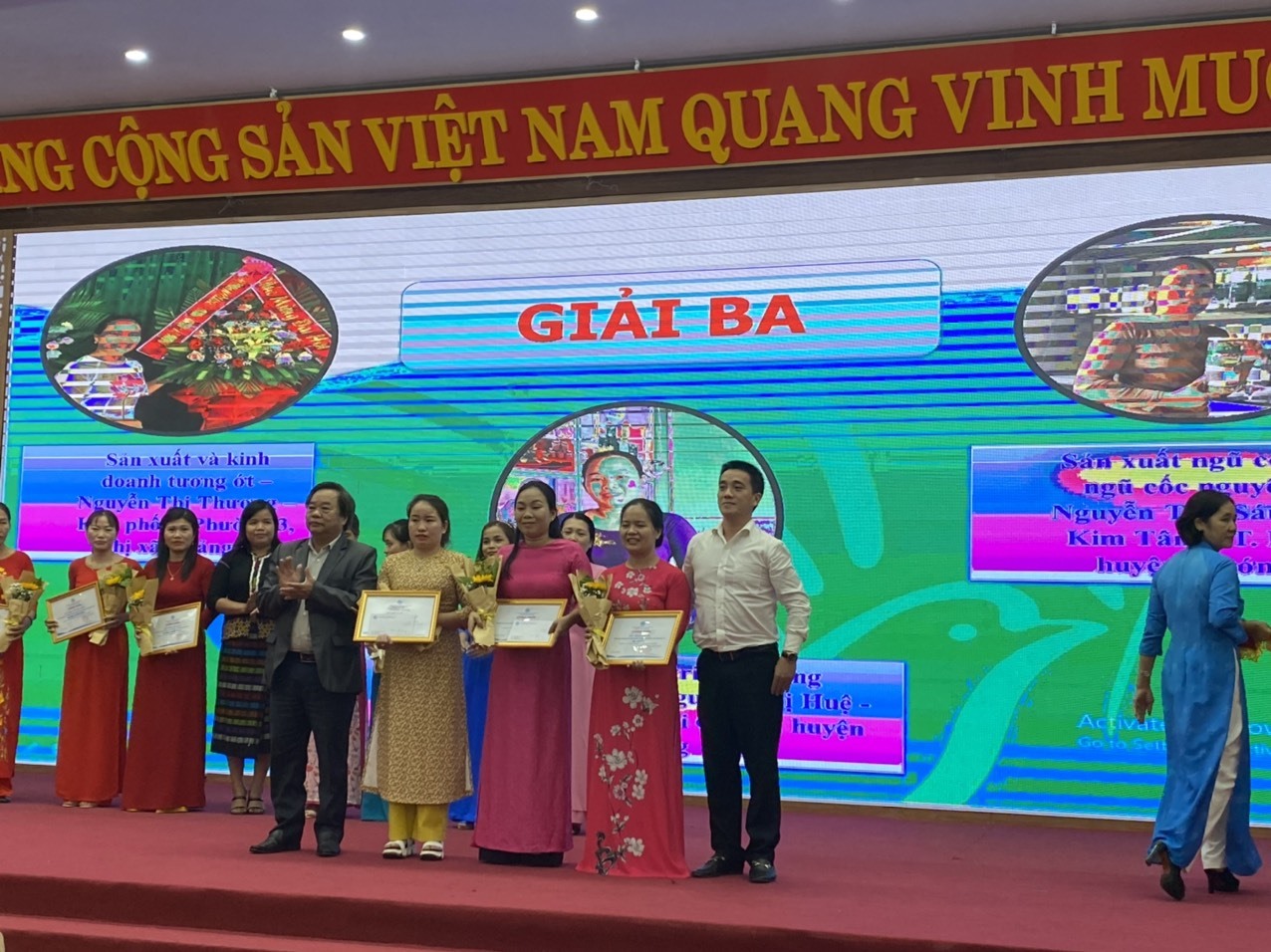 Chị Lê Thị Sáu (thứ 2 từ trái sang), trong ngày nhận giải ba cuộc thi “Đề xuất ý tưởng/dự án khởi nghiệp”