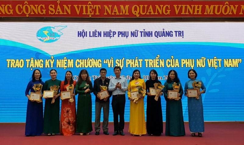 Phó Chủ tịch UBND tỉnh Hoàng Nam trao bằng khen của Chủ tịch UBND tỉnh cho các tập thể có thành tích trong thực hiện các đề án- Ảnh: L.N