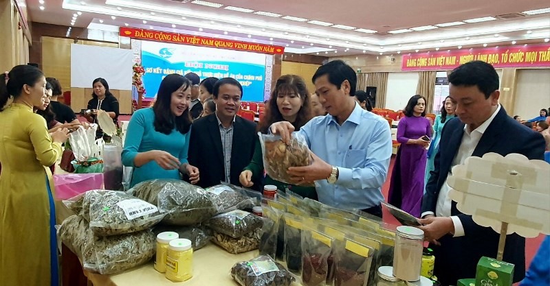 Phó Chủ tịch UBND tỉnh Hoàng Nam cùng các đại biểu tham quan các gian hàng trưng bày, giới thiệu sản phẩm của hội viên, phụ nữ- Ảnh: L.N