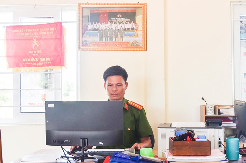 Thiếu tá Nguyễn Ngọc Hải luôn tận tâm, hết mình với công việc - Ảnh: M.A