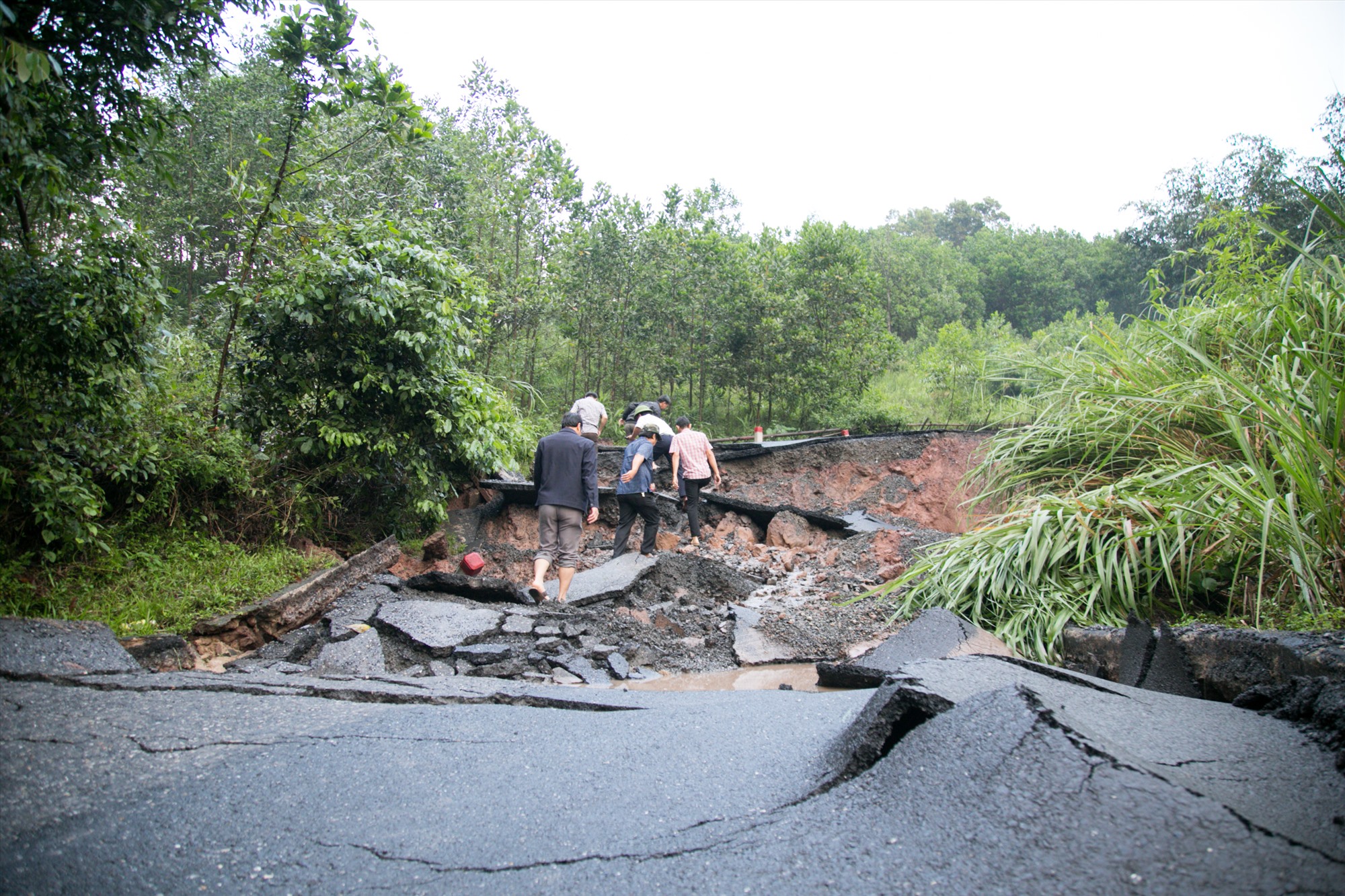 Quốc lộ 15D đoạn km7+745 đến km7+900, thuộc xã A Ngo (huyện Đakrông) bị nứt lún nghiêm trọng do mưa lớn - Ảnh: Lê Trường
