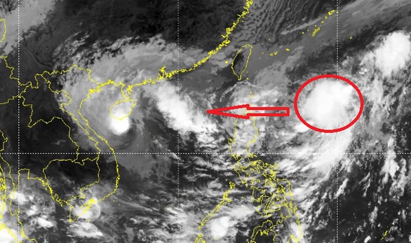 Xoáy thuận nhiệt đới ở ngoài khơi Philippines có thể mạnh lên thành bão và đi vào Biển Đông. Ảnh: NCHMF