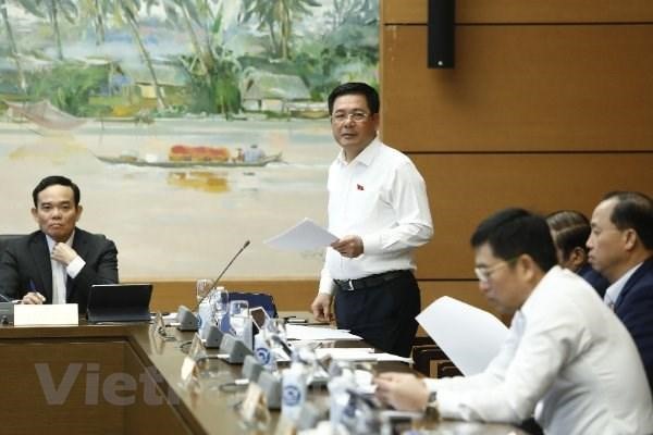 Bộ trưởng Nguyễn Hồng Diên phát biểu về xăng dầu. (Ảnh: Xuân Quảng/Vietnam+)