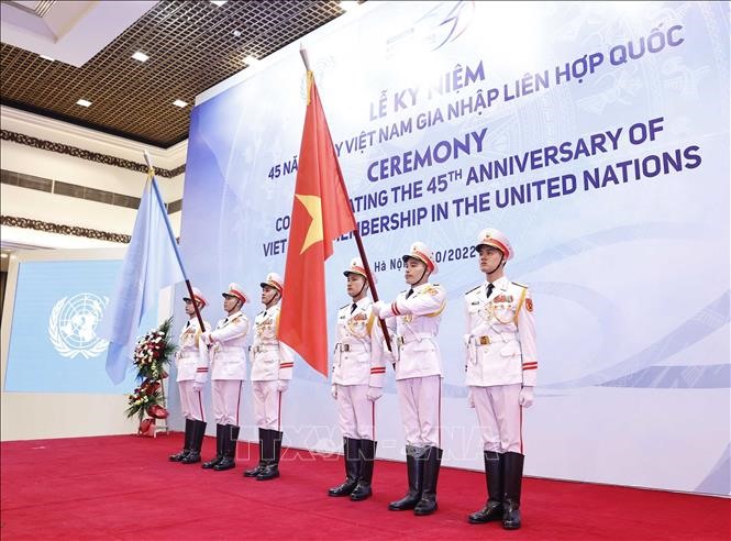 Tiêu binh rước Quốc kỳ Việt Nam và cờ Liên hợp quốc tại lễ kỷ niệm. Ảnh: TTXVN