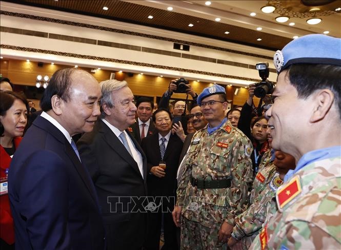 Chủ tịch nước Nguyễn Xuân Phúc và Tổng Thư ký Liên hợp quốc António Guterres với các cán bộ, chiến sỹ Việt Nam tham gia lực lượng Gìn giữ hòa bình của Liên hợp quốc. Ảnh: TTXVN