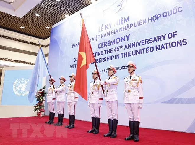 Tiêu binh rước Quốc kỳ Việt Nam và cờ Liên Hợp quốc tại lễ kỷ niệm. (Ảnh: TTXVN)