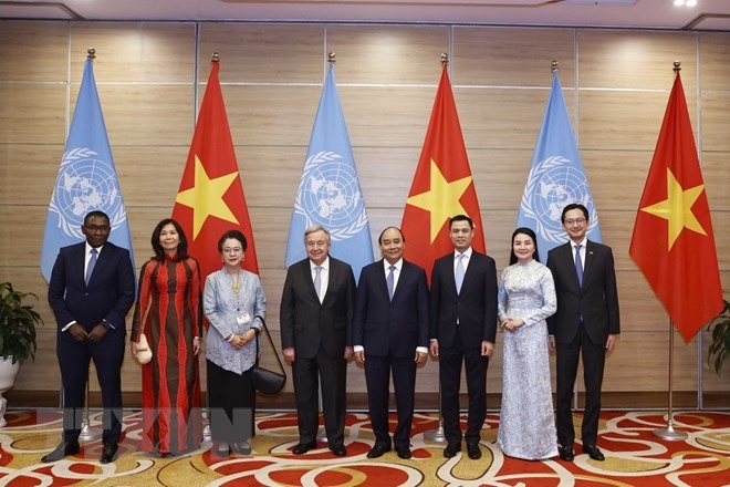 Chủ tịch nước Nguyễn Xuân Phúc và Tổng Thư ký Liên hợp quốc António Guterres cùng các đại biểu dự lễ kỷ niệm. (Ảnh: TTXVN)