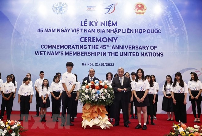 Chủ tịch nước Nguyễn Xuân Phúc và Tổng Thư ký Liên hợp quốc António Guterres tặng hoa các học sinh biểu diễn văn nghệ chào mừng Lễ kỷ niệm 45 năm Việt Nam gia nhập Liên Hợp Quốc. (Ảnh: Thống Nhất/TTXVN)