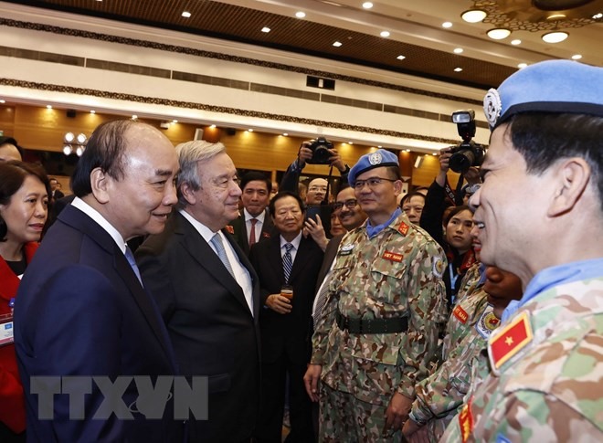 Chủ tịch nước Nguyễn Xuân Phúc và Tổng Thư ký Liên hợp quốc António Guterres với các cán bộ, chiến sỹ Việt Nam tham gia lực lượng Gìn giữ hòa bình của Liên hợp quốc. (Ảnh: TTXVN)