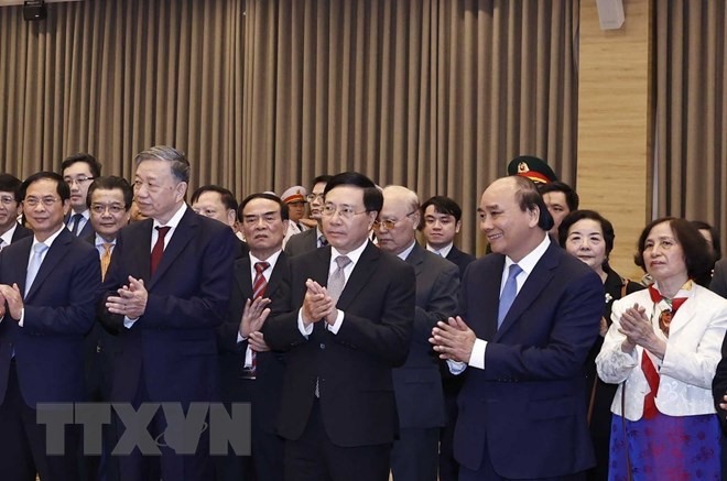 Chủ tịch nước Nguyễn Xuân Phúc cùng các đồng chí lãnh đạo Đảng, Nhà nước, các bộ, ngành dự lễ kỷ niệm. (Ảnh: TTXVN)