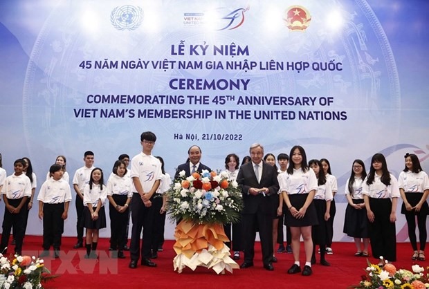 Chủ tịch nước Nguyễn Xuân Phúc và Tổng Thư ký Liên hợp quốc António Guterres tặng hoa các học sinh biểu diễn văn nghệ chào mừng Lễ kỷ niệm 45 năm Việt Nam gia nhập Liên hợp quốc. (Ảnh: Thống Nhất/TTXVN)